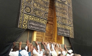 web-Kaaba-Black-Stone-shutterstock_x298754600